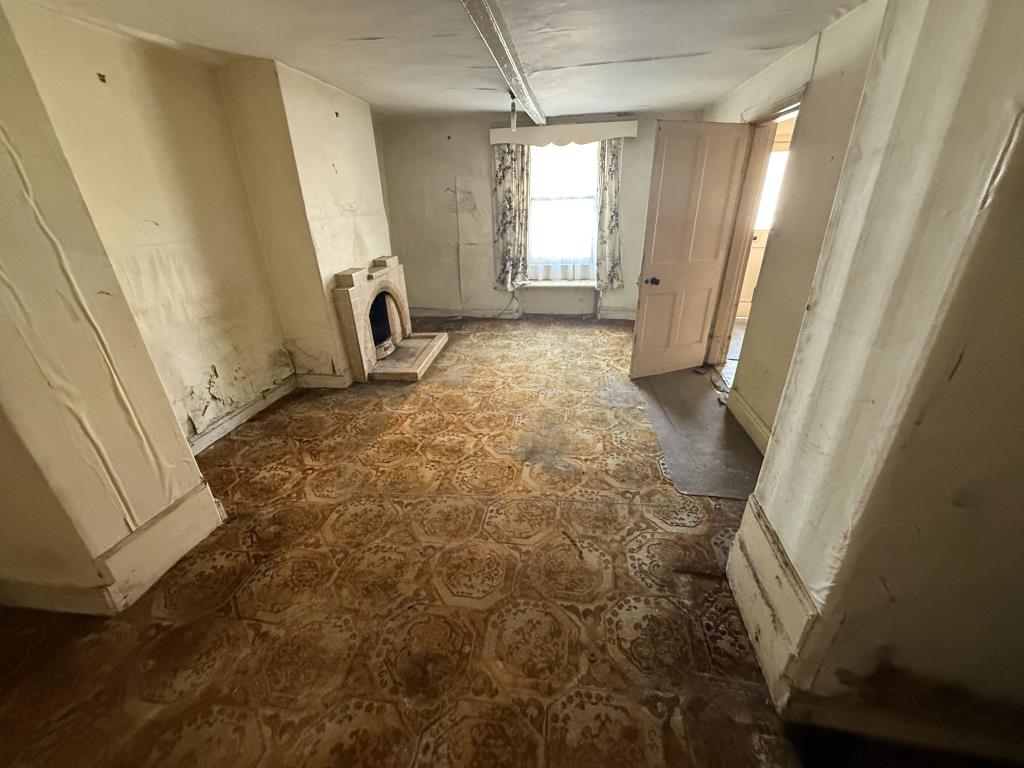 Lot: 70 - MID-TERRACE COTTAGE FOR REPAIR AND REFURBISHMENT - The largest reception living room